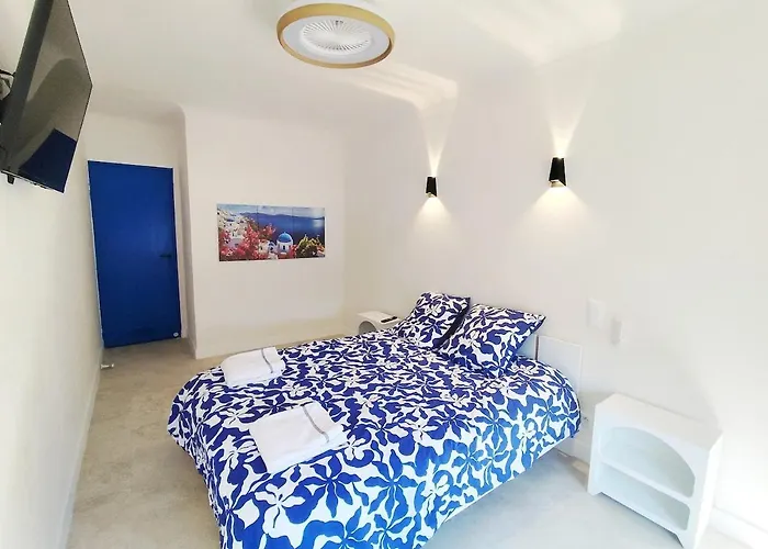 Santorini, Relaxing Spa, Terrace And Parking Apartment